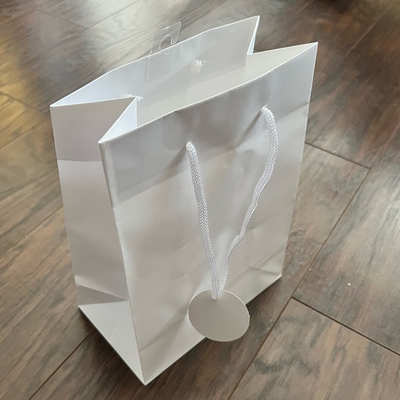 🔵 3/ $15 White Gift Bags - 12 Pack Gift Bags w/Handles & Gift Tags - Picture 1 of 7